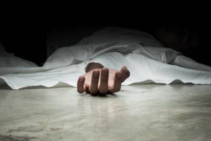 بسبب خلافات شخصية.. شخص يقتحم منزل جيرانه ويقتل شابا وشقيقته ويقدم على الانتحار في الديوانية