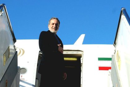 وزير الخارجية الإيراني يصل إلى مسقط لإجراء مفاوضات مع الولايات المتحدة