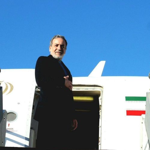 وزير الخارجية الإيراني يصل إلى مسقط لإجراء مفاوضات مع الولايات المتحدة