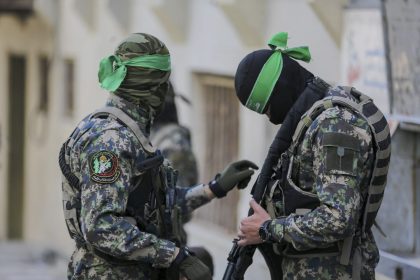 حماس: فقدنا الاتصال مع المجموعة الآسرة للجندي "عيدان ألكسندر" بعد قصف مكان تواجدهم