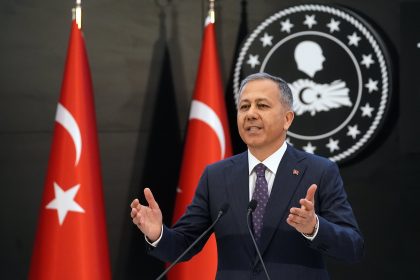 وزير الداخلية التركي ينفي وجود خطة لتوطين فلسطينيين في شمال سوريا