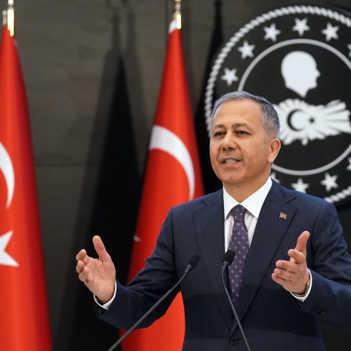 وزير الداخلية التركي ينفي وجود خطة لتوطين فلسطينيين في شمال سوريا