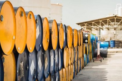 أسعار النفط تسجل مكاسب أسبوعية مدفوعة بعقوبات على إيران