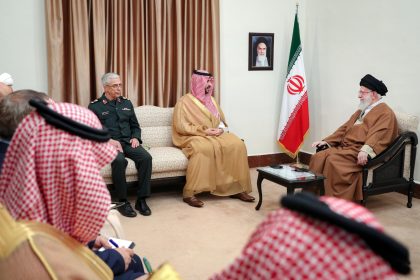 المرشد الإيراني خلال لقائه وزير الدفاع السعودي: من الأفضل أن يتعاون الإخوة في المنطقة