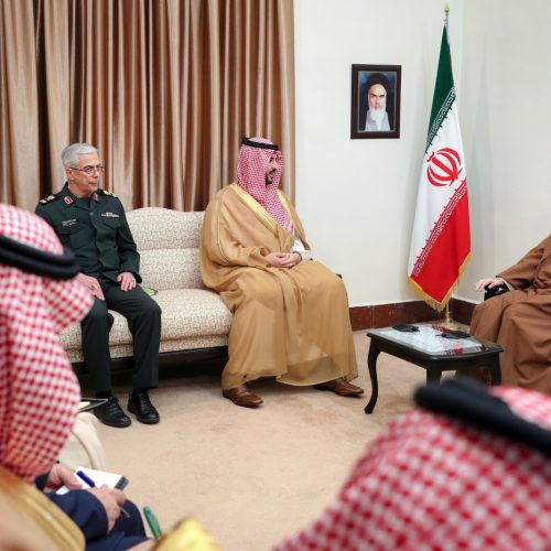 المرشد الإيراني خلال لقائه وزير الدفاع السعودي: من الأفضل أن يتعاون الإخوة في المنطقة