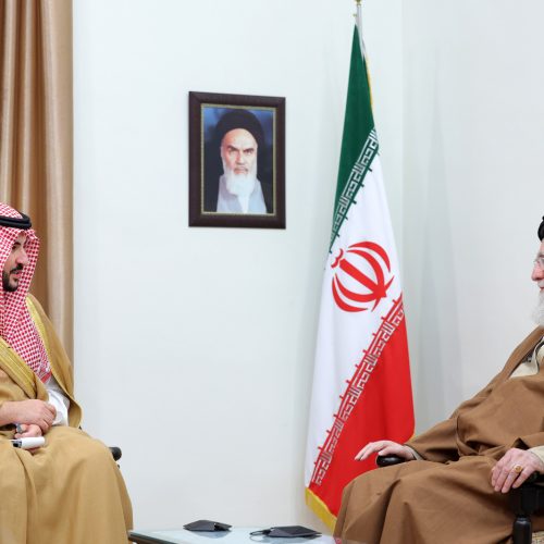 المرشد الايراني يتسلم رسالة من ملك السعودية ويؤكد: العلاقة مع المملكة مفيدة لكلا البلدين