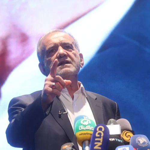 بزشكيان: الجيش الإيراني وصل إلى مرحلة تحقيق الاكتفاء الذاتي
