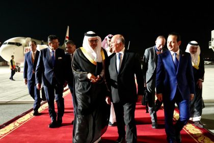 وزير الخارجية يصل البحرين في زيارة رسمية