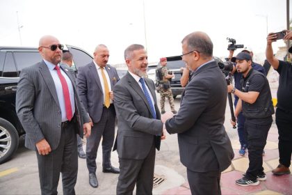 وزير التخطيط يصل المثنى ويجري جولة ميدانية لمتابعة المشاريع الخدمية والتنموية