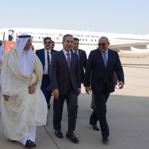 رئيس مجلس القضاء الأعلى يصل إلى الكويت