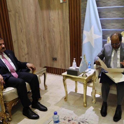 وزير الداخلية يسلّم الرئيس الصومالي دعوة رسمية لحضور القمة العربية في بغداد