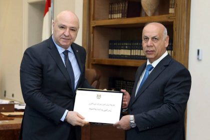 وزير الثقافة يسلم الرئيس اللبناني دعوة رسمية لحضور القمة العربية في بغداد