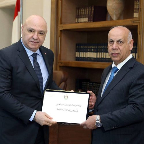 وزير الثقافة يسلم الرئيس اللبناني دعوة رسمية لحضور القمة العربية في بغداد