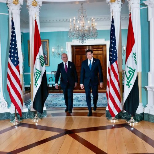 وزير الخارجية يؤكد لنظيره الامريكي أهمية تعزيز التعاون الأمني وتبادل المعلومات