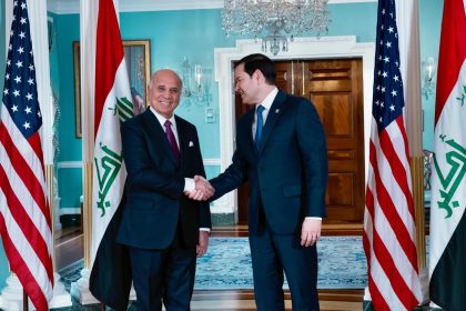 وزير الخارجية يؤكد لنظيره الامريكي أهمية تعزيز التعاون الأمني وتبادل المعلومات