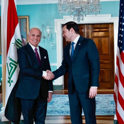 وزير الخارجية يؤكد لنظيره الامريكي أهمية تعزيز التعاون الأمني وتبادل المعلومات