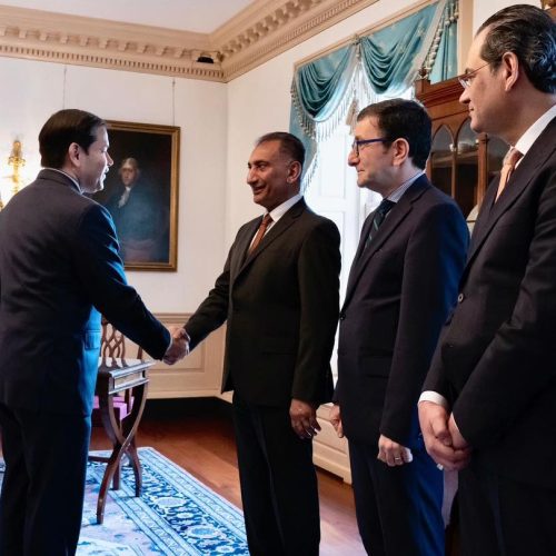 وزير الخارجية يؤكد لنظيره الأمريكي أهمية إعادة النظر في التحذيرات الأمنية المتعلقة بالسفر إلى العراق