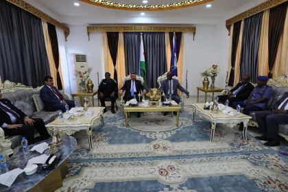 وزير الداخلية يسلم دعوة رسمية لرئيس جمهورية جيبوتي لحضور القمة العربية في بغداد