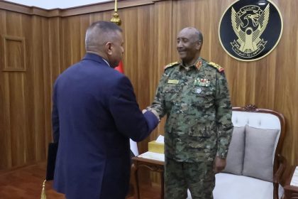 وزير الداخلية يسلم رئيس مجلس السيادة السوداني دعوة رسمية لحضور القمة العربية في بغداد