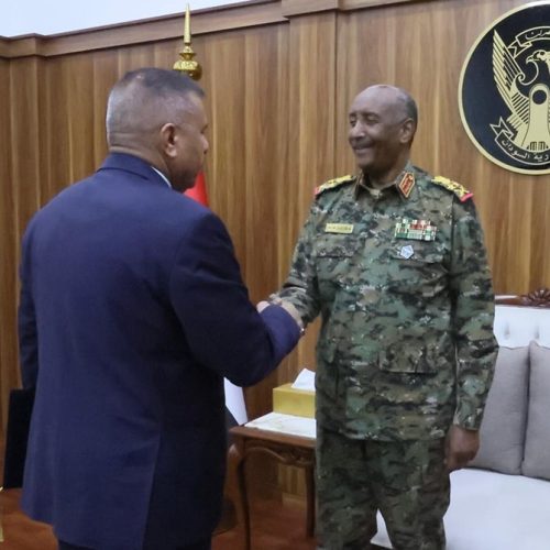 وزير الداخلية يسلم رئيس مجلس السيادة السوداني دعوة رسمية لحضور القمة العربية في بغداد