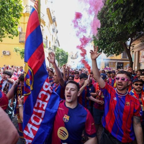 جماهير برشلونة تهاجم الريال وفينيسيوس والشرطة تتدخل
