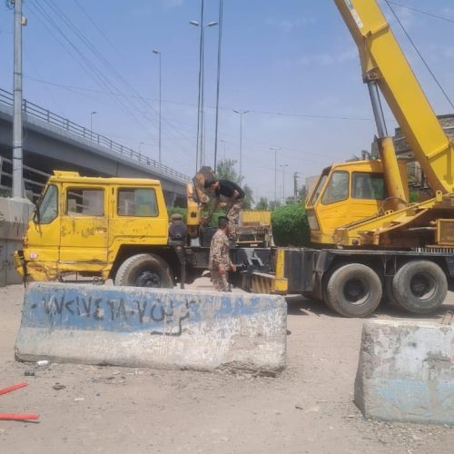 عمليات بغداد تباشر بفتح طرق مغلق ورفع الكتل الكونكريتية ضمن منطقة الشالجية