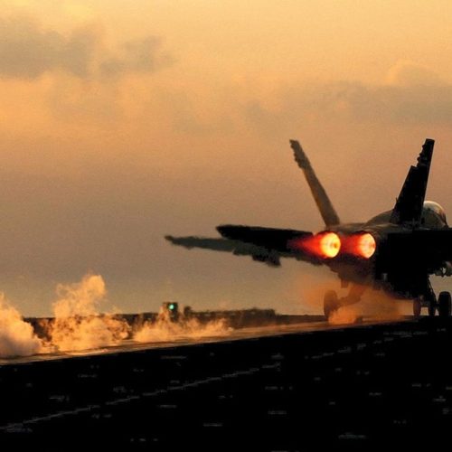 واشنطن: المقاتلة سقطت من حاملة الطائرات بالبحر الأحمر بسبب مناورة لتفادي نيران الحوثيين